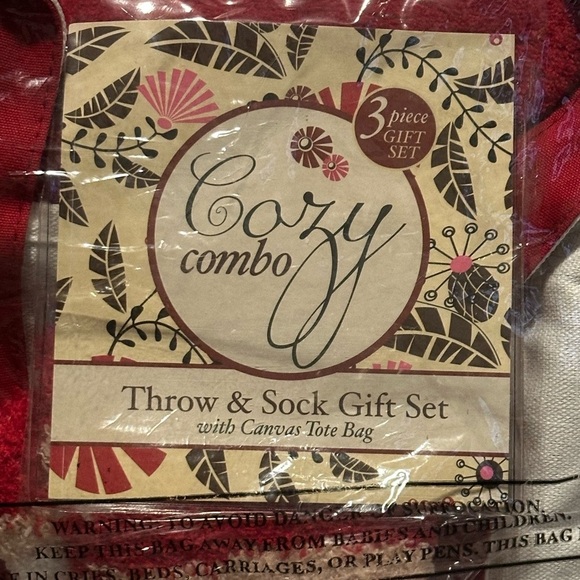 Red and White Throw & Sock Gift Set with Tote - Picture 4 of 8